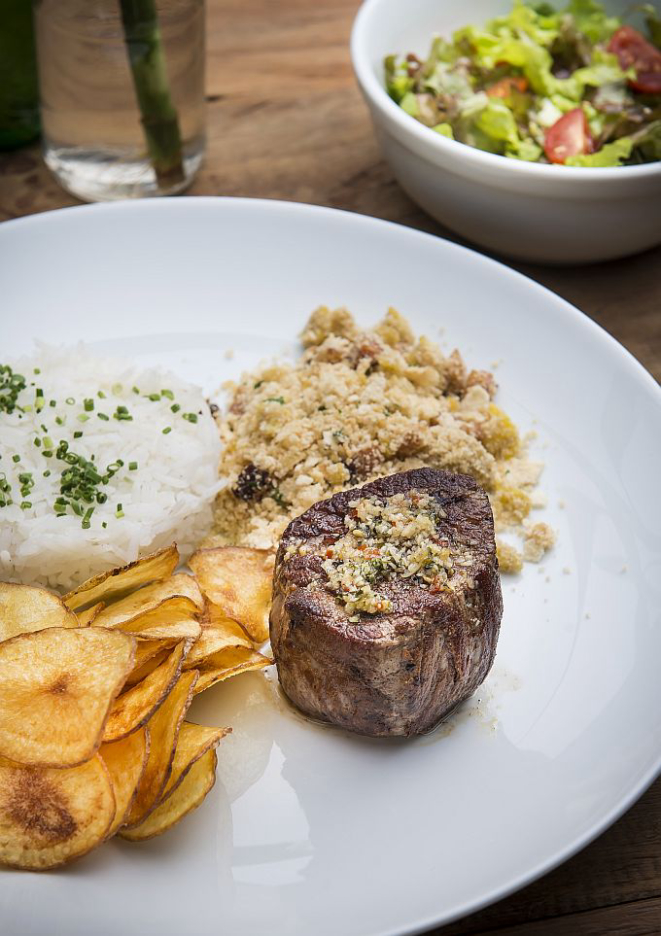 O prato Oswaldo Aranha é composto por filé mignon, arroz branco, farofa de bacon e ovos e chips de batata (R$ 34,50)