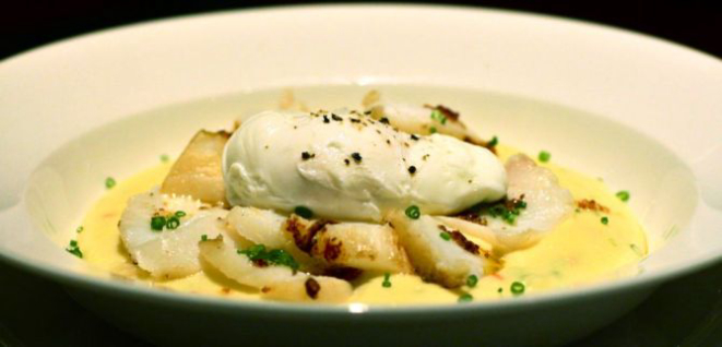 Lascas de bacalhau com purê de batata e ovo poché (R$ 74). Foto: Divulgação.<br>Lascas de bacalhau com purê de batata e ovo poché (R$ 74). Foto: Divulgação.