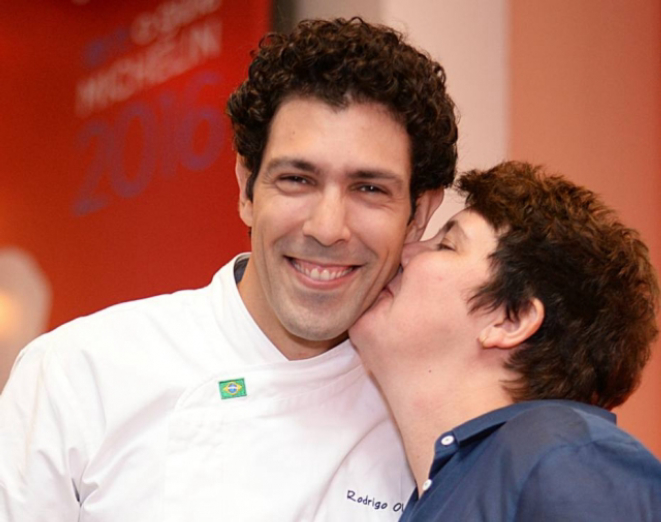 Rodrigo Oliveira, com duas casas entre os premiados, ganha beijo da também premiada Roberta Sudbrack. Foto: Ari Kaye|Divulgação.