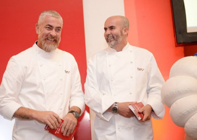 Alex Atala ao lado de seu subchef no D.O.M, Geovane Carneiro. O restaurante é o único duas estrelas. Foto: Ari Kaye|Divulgação