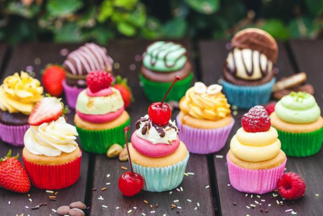 Cores e sabores vibrantes:  cupcakes da Goodies Bakery são carro-chefe. Foto: Fred Kendi/Gazeta do Povo.