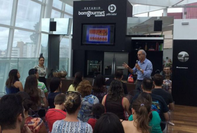 O cardiologista João Vítola durante sua palestra. Foto: divulgação.