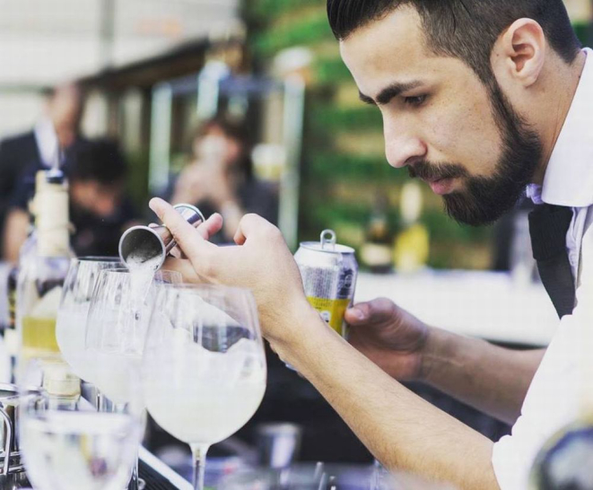 Diego Bastos foi o bartender do Officina Restô Bar por três anos. Em janeiro de 2018, anunciou sua saída do restaurante para assumir um novo projeto em abril. Foto: Reprodução/Facebook.