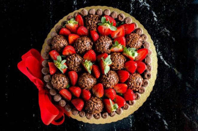 Bolo de chocolate com morangos, da Cake Me Home Bakery. Foto: Fred Kendi/Gazeta do Povo.