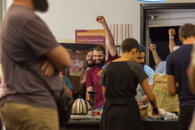 Hugo comemora durante o Campeonato Brasileiro de Aeropress. Foto: Olívia D'Agnoluzzo/ Divulgação