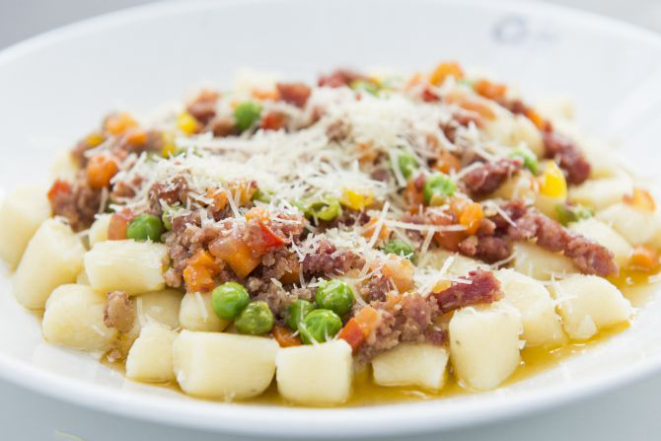 Gnocchi di patate da Chef Solange com ragú de linguiça blumenal. Foto: Letícia Akemi. 