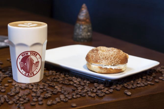 Latte e bagel com cream cheese do New York Cafe. Foto: Luiz Cesar Mello Jr/Divulgação