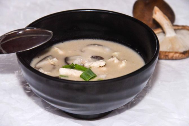 Tom Kha Kai, sopa tailandesa de sopa de coco, cogumelos, capim limão, coentro e frango. Foto: Divulgação