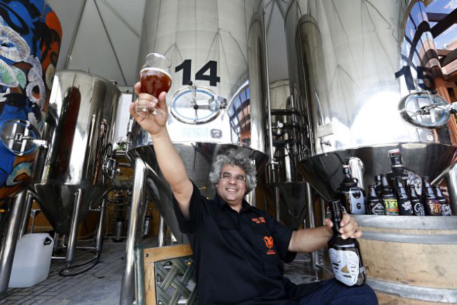 Samuel Cavalcanti, da Bodebrown, é um dos pioneiros da produção artesanal que transformou Curitiba em polo cervejeiro. Foto: Albari Rosa/Gazeta do Povo