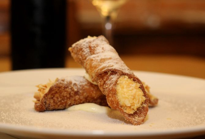 Novidade entre as sobremesas é o Cannoli Siciliano (R$ 16,90), massa crocante frita e recheada com ricota, frutas secas, chocolate e limão siciliano. Foto: Divulgação.