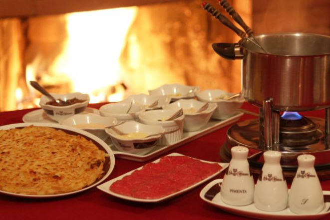 Fondue oriental no Chalet Suisse. Acompanha batata suíça e molhos. Foto: Divulgação