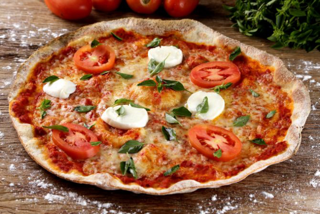 Saborosa e tradicional Pizza Italiana, servida com Mozarela e Mozarela de Búfala, Manjericão e Tomates.