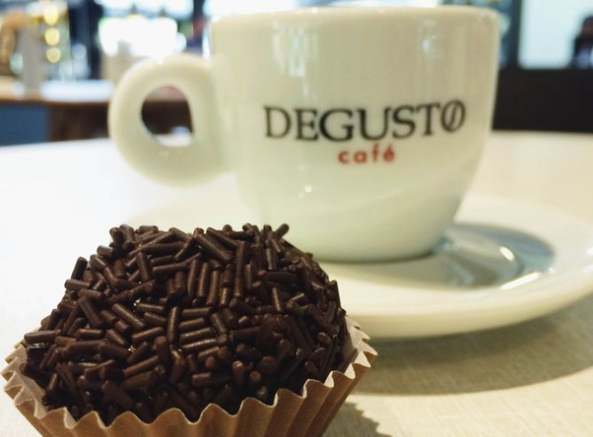 Combo de macchiato e brigadeiro da Degusto para o dia das mães. Foto: Divulgação