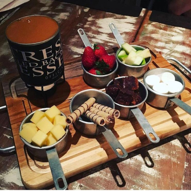 Fondue de doce de leite do Officina Restô Bar. Foto: Reprodução/Facebook.