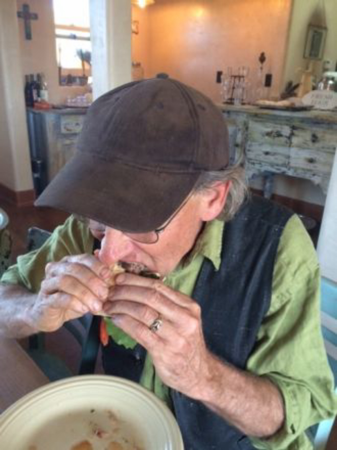 Foto mostra Matthew Engelhart comendo um hambúrguer de carne. Foto: Be Love Farm.