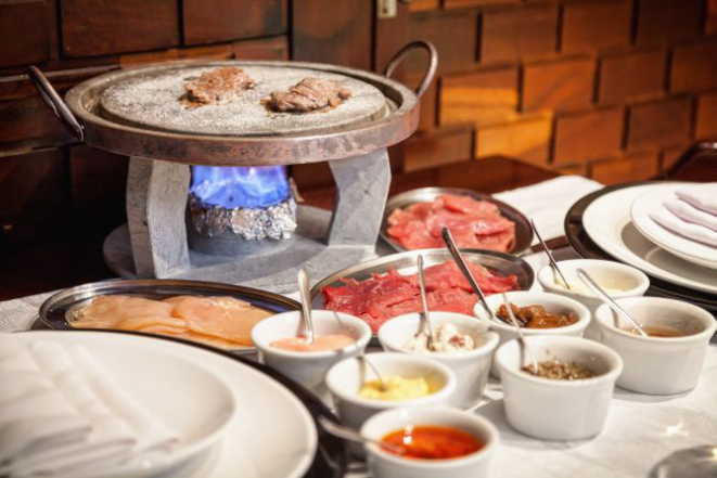 Fondue de carne na pedra. Foto: Fernando Zequinão / Gazeta do Povo.