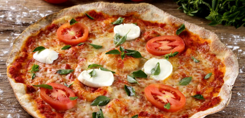 Tem molho de tomate chinês na pizza italiana
