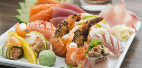 Buffet japonês em Curitiba serve sashimi fatiado na hora