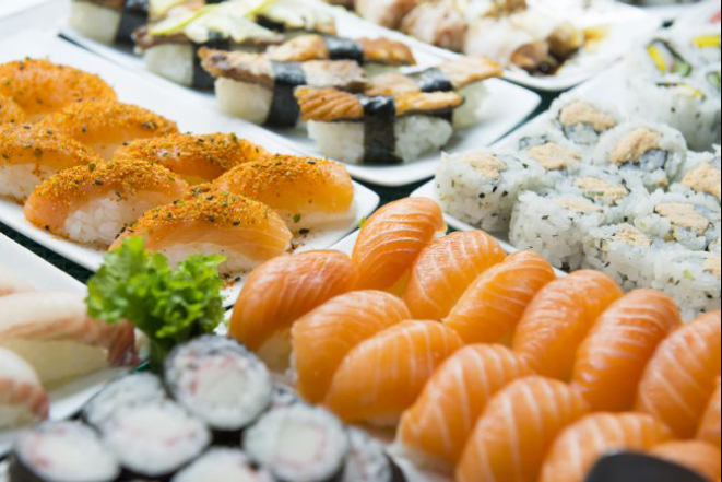 A casa tem também opções de combinados, com sushi, sashimi e temaki, a partir de R$ 17. Foto: Letícia Akemi / Gazeta do Povo.