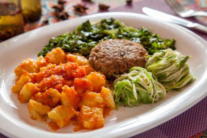 Nhoque de batata baroa, hambúrguer de lentilha, spaguetti de abobrinha com manjericão e escarola refogada. Foto: Fernando Zequinão. 