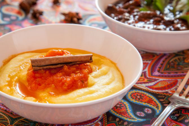 Polenta com açafrão da terra e molho ao sugo ao aroma de canela e noz-moscada. Foto: Fernando Zequinão.