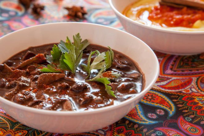 Feijoada com legumes, páprica picante e lascas de coco assadas. Foto: Fernando Zequinão. 