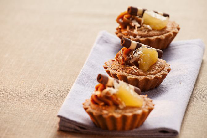 As compotas de frutas viraram o recheio da tortinha preparada por Karyne Iancóski, que leva creme de castanha-do-pará e doce de leite.