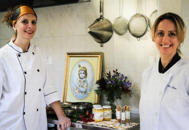 As sócias Fabiana Raquel Calloni, nutricionista e professora de yoga, e Maria Cecília Lunardelli, chef de cozinha e terapeuta ayurvédica. Foto: Reprodução/Facebook. 