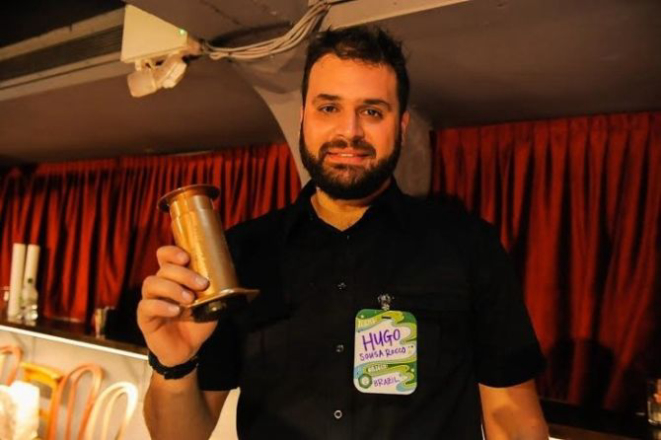 Hugo Rocco, coffe hunter do Moka Clube, conquistou o bronze no campeonato mundial de Aeropress, na Irlanda. Foto: Divulgação.