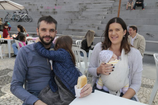 A juíza Giovanna Mayer veio acompanhada das suas filhas e o marido publicitário Leonardo Pauludetto. Foto: Pedro Serapio/Gazeta do Povo