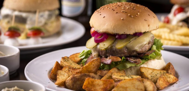 No Paranavaí, o hambúrguer é feito com costela e pedaços de bacon. Aqui, acompanhado por batatas rústicas. Fotos: Fernando Zequinão/ Gazeta do Povo