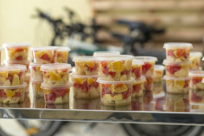 Porções de 250 ml das saladas de frutas feitas diariamente e entregues de bicicleta pela Bike Fruit. Foto: Fernando Zequinão/Gazeta do Povo