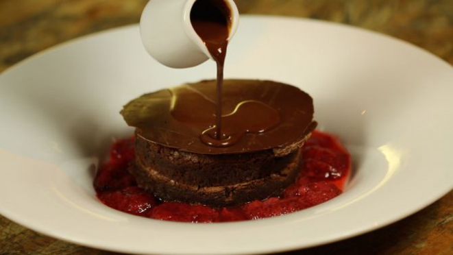 Bolo de chocolate e coulis de morango com calda de chocolate meio amargo (R$ 29,40). Foto: Divulgação