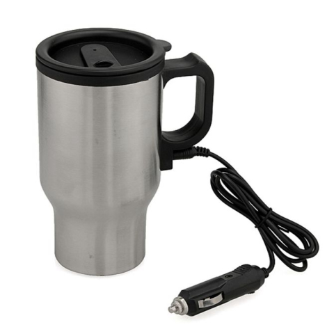 Caneca aquece a bebida plugada no acendedor do carro