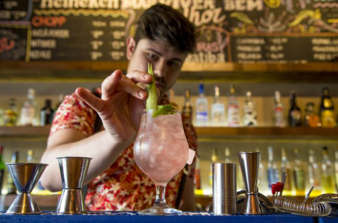 O bartender Mr. Andrew comanda o bar que aposta em drinks autorais e caipirinhas. Foto: Hugo Harada/Gazeta do Povo.