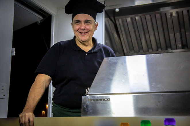 Chef Taico cozinhou no jantar de abertura do Parada Truck.