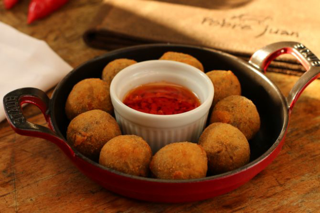 Croquetas de tutano acompanhadas de geleia de pimenta e erva doce. Foto: Divulgação.