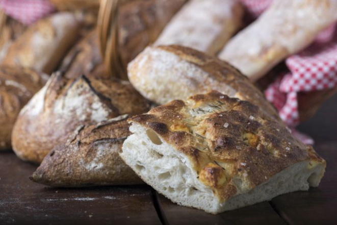 Pães de fermentação lenta são a especialidade da Fábrika Pães. Foto: Fernando Zequinão/Gazeta do Povo