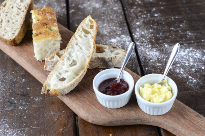 A tábua com pães e manteiga feita na casa é cobrada de acordo com o quilo do pão. A manteiga e a geleia são à parte: R$ 2 cada porção. Foto: Fernando Zequinão/Gazeta do Povo