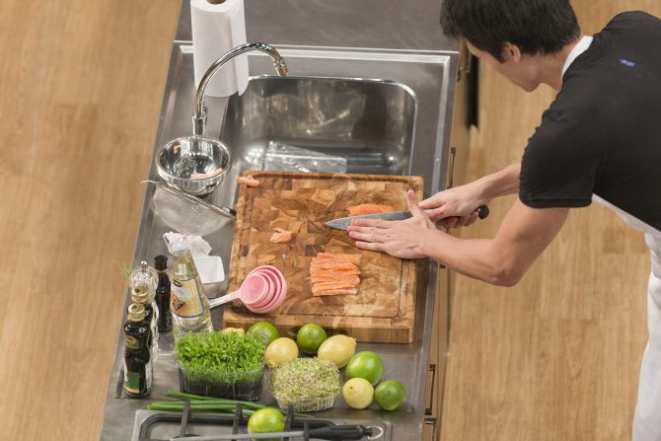 Na prova de eliminação, Leo prepara sashimi de salmão com raspas de limão com molho ponzu.