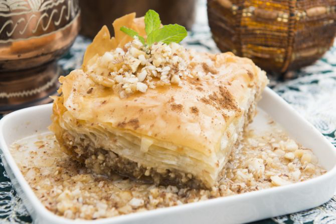 Baklawa, parecido com um mil folhas, leva xarope de rosa. Foto: Letícia Akemi/Gazeta do Povo.