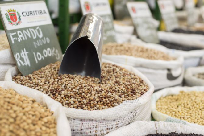 Feijão andú, em destaque na foto, e o azuki saem por R$ 10 o quilo no Mercado Municipal. Foto: Fernando Zequinão / Gazeta do Povo.