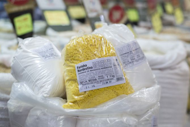 Farinha amarela granulada grossa. Foto: Fernando Zequinão / Gazeta do Povo.