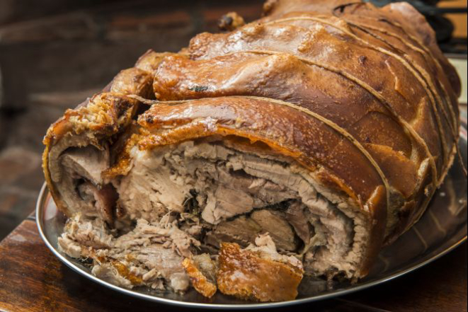 Porchetta, porco desossado e temperado, é um dos destaques do novo buffet italiano do Osteria Capitolina. Foto: Letícia Akemi