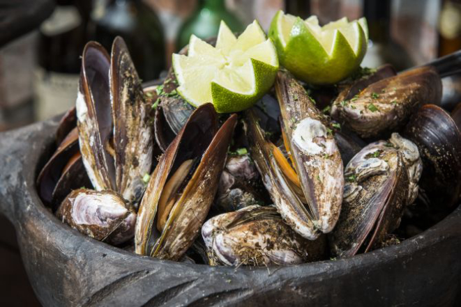 Impepata di cozze, mexilhões cozidos e temperados com suco de limão e pimenta-do-reino. Foto: Letícia Akemi/Gazeta do Povo.