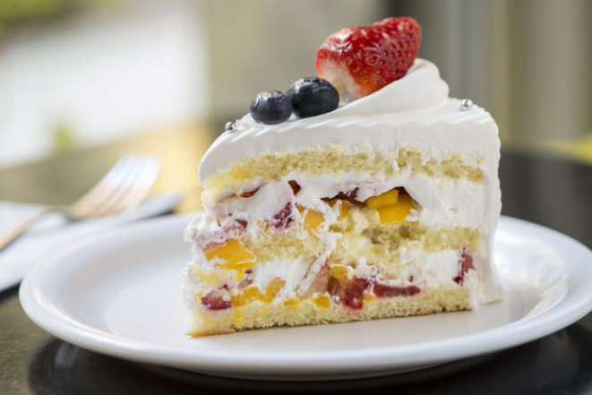 Bolo de frutas (com frutas e chantilly, R$ 12 e de R$ 60 a R$ 130, o inteiro). Foto: Fernando Zequinão Gazeta do Povo.