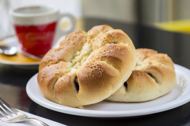 Traducional pão coreado: danpatpam (pão doce coreano recheado com doce de feijão azuki, R$ 4,50). Foto: Fernando Zequinão / Gazeta do Povo.