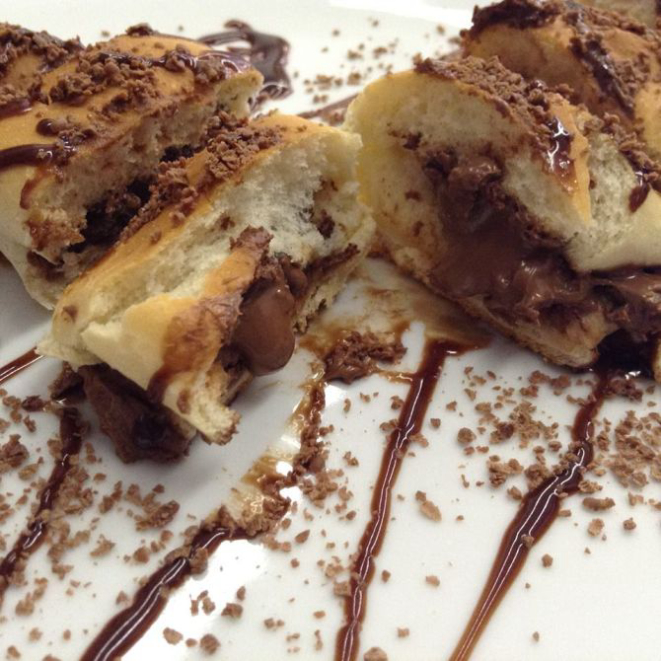 O Pane Mio é um pãozinho recheado com chocolate. Foto: reprodução Facebook