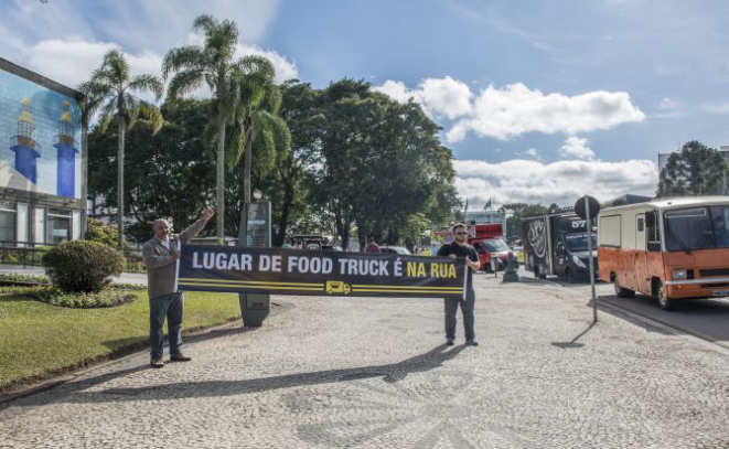 Donos de food trucks reclamam do edital de licitação e em junho fizeram uma carreata em frente à Prefeitura. Foto: Letícia Akemi/Gazeta do Povo.