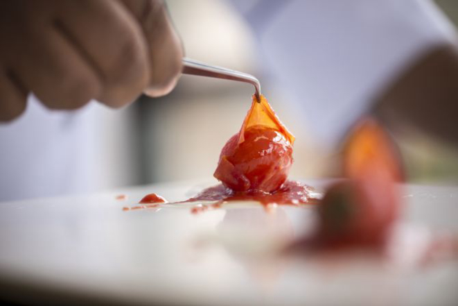 Couvert de tomates confitados com “labne” e azeite de manjericão. Trata-se de um “couvert” onde o comensal recebe pães artesanais para ser passado no prato. Foto: Fernando Zequinão / Gazeta do Povo.